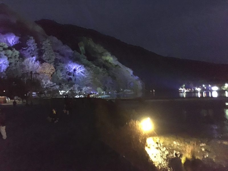 渡月橋の向こうに光る岩田山